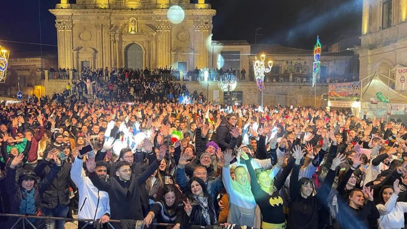 Palazzolo Acreide, oggi il gran finale: sfilata dei carri, sagra dei cavati e dj set per chiudere in bellezza